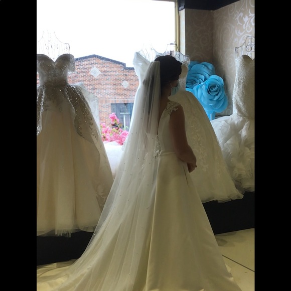 Bride's dress with pearled veil - Picture 2 of 7